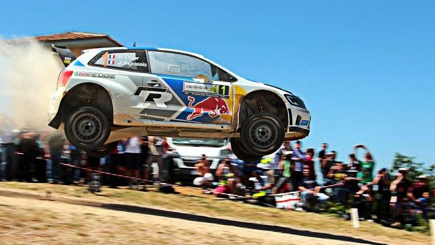 Sebastien Ogier se svým Polem na jednom ze skoků Italské rallye. Sebastien Ogier se svým Polem na jednom ze skoků Italské rallye.