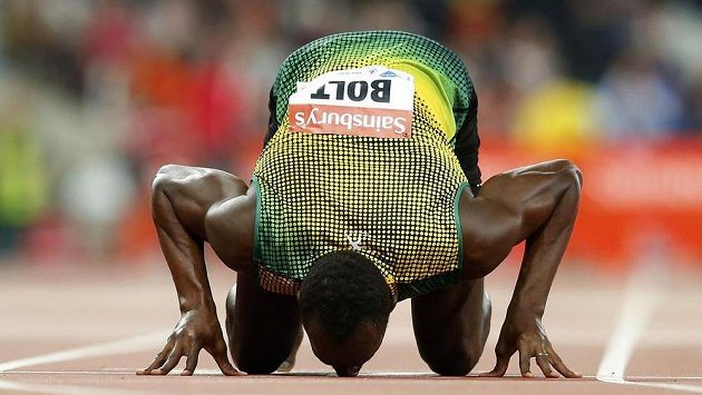 Usain Bolt líbá dráhu stadiónu v Londýně po vítězství v běhu na 100 metrů. Usain Bolt líbá dráhu stadiónu v Londýně po vítězství v běhu na 100 metrů.