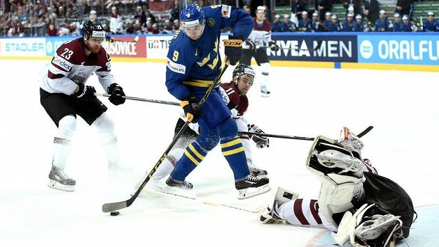 Filip Forsberg ze Švédska (uprostřed) před lotyšským gólmanem Edgarsem Masalskisem, bránit pomáhá Aleksandrs Jerofejevs (vlevo) a Kristaps Sotnieks (11). Filip Forsberg ze Švédska (uprostřed) před lotyšským gólmanem Edgarsem Masalskisem, bránit pomáhá Aleksandrs Jerofejevs (vlevo) a Kristaps Sotnieks (11).