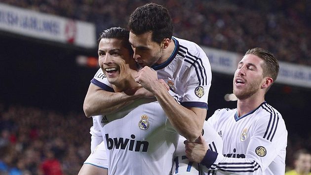 Cristiano Ronaldo z Realu Madrid (první zleva) se raduje ze vstřelení gólu do sítě Barcelony. Vpravo Sergio Ramos, uprostřed Alvaro Arbeloa. Cristiano Ronaldo z Realu Madrid (první zleva) se raduje ze vstřelení gólu do sítě Barcelony. Vpravo Sergio Ramos, uprostřed Alvaro Arbeloa.