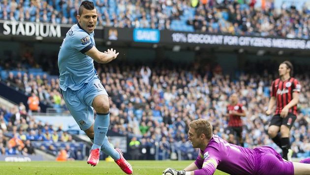 Útočník Manchesteru City Sergio Agüero střílí gól brankáři Queens Park Rangers Robertu Greenovi. Útočník Manchesteru City Sergio Agüero střílí gól brankáři Queens Park Rangers Robertu Greenovi.