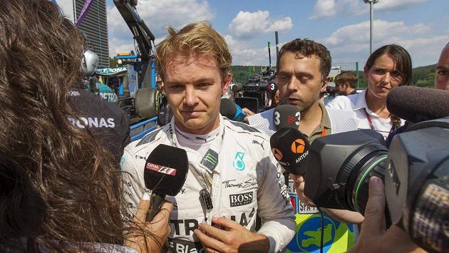 Nico Rosberg hovoří v paddocku s novináři Nico Rosberg hovoří v paddocku s novináři