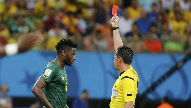 Sudí Pedro Proenca z Portugalska ani na chvíli nezaváhal a dal červenou kartu Alexandre Songovi z Kamerunu. Sudí Pedro Proenca z Portugalska ani na chvíli nezaváhal a dal červenou kartu Alexandre Songovi z Kamerunu.