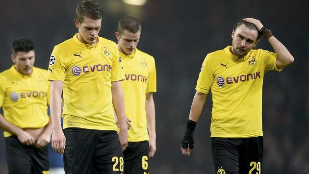 Sklopené hlavy, další prohra. Fotbalisté Dortmundu Matthias Ginter, Sven Bender a Marcel Schmelzer opouštějí hřiště. Sklopené hlavy, další prohra. Fotbalisté Dortmundu Matthias Ginter, Sven Bender a Marcel Schmelzer opouštějí hřiště.