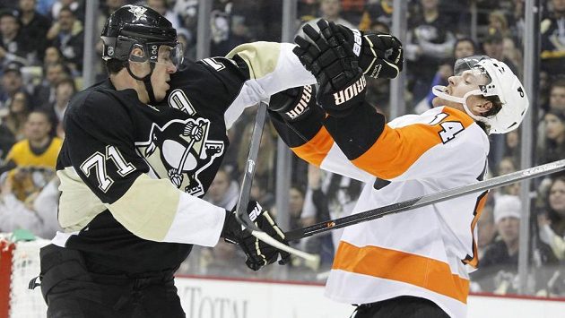 Jevgenij Malkin (vlevo) si vyřizuje účty se Seanem Couturierem z Philadelphie. Jevgenij Malkin (vlevo) si vyřizuje účty se Seanem Couturierem z Philadelphie.