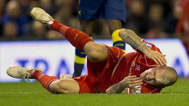 Martin Škrtel po nešťastném zákroku Oliviera Girouda z Arsenalu. Martin Škrtel po nešťastném zákroku Oliviera Girouda z Arsenalu.