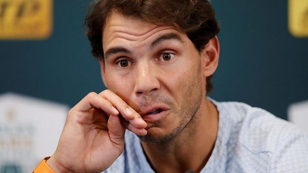 Rafael Nadal odstoupil kvůli zranění z turnaje v Paříži a přijde o post světové jedničky Rafael Nadal odstoupil kvůli zranění z turnaje v Paříži a přijde o post světové jedničky