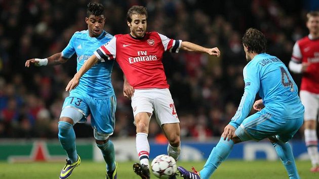 Fotbalista Arsenalu Mathieu Flamini (vpravo) v souboji s Mariem Leminem z Marseille v utkání Ligy mistrů. Fotbalista Arsenalu Mathieu Flamini (vpravo) v souboji s Mariem Leminem z Marseille v utkání Ligy mistrů.