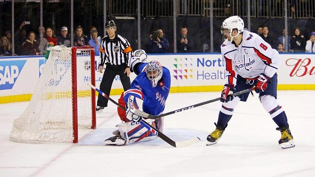 Zákrok brankáře New Yorku Rangers Ondřeje Pavelce proti hvězdě Washingtonu Alexanderu Ovečkinovi. Zákrok brankáře New Yorku Rangers Ondřeje Pavelce proti hvězdě Washingtonu Alexanderu Ovečkinovi.