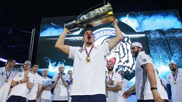 Oslavy titulu v liberecké Home Credit areně. Na snímku s pohárem Branko Radivojevič. Oslavy titulu v liberecké Home Credit areně. Na snímku s pohárem Branko Radivojevič.
