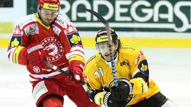 Obránce Třince Tomáš Linhart (vlevo) a litvínovský útočník Robin Hanzl. Obránce Třince Tomáš Linhart (vlevo) a litvínovský útočník Robin Hanzl.
