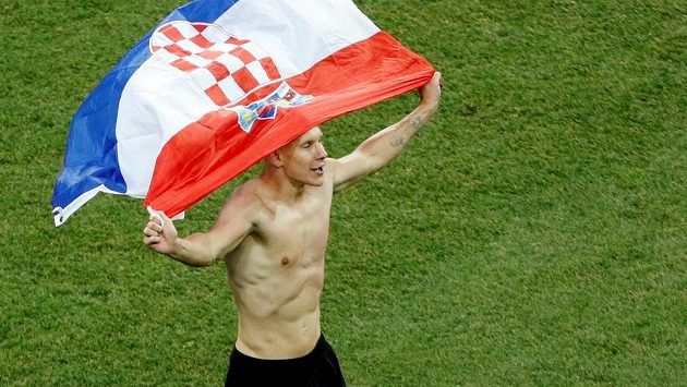 Chorvatský obránce Domagoj Vida oslavuje výhru. Chorvatský obránce Domagoj Vida oslavuje výhru.