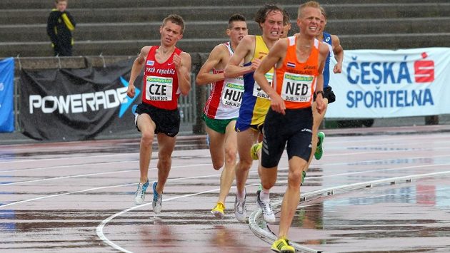 Náročné podmínky v Dublinu okusil i český běžec Lukáš Kourek (vlevo). Náročné podmínky v Dublinu okusil i český běžec Lukáš Kourek (vlevo).