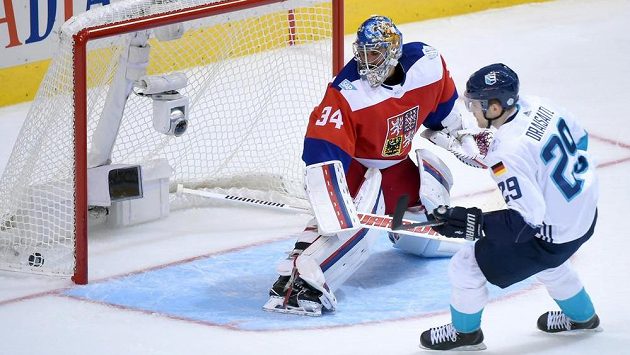 Útočník Leon Draisaitl z Výběru Evropy překonává v prodloužení českého brankáře Petra Mrázka. Útočník Leon Draisaitl z Výběru Evropy překonává v prodloužení českého brankáře Petra Mrázka.