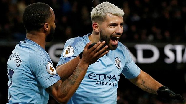 Kanonýr Sergio Agüero (vpravo) oslavuje hattrick se spoluhráčem z Manchesteru City Raheemem Sterlingem. Kanonýr Sergio Agüero (vpravo) oslavuje hattrick se spoluhráčem z Manchesteru City Raheemem Sterlingem.