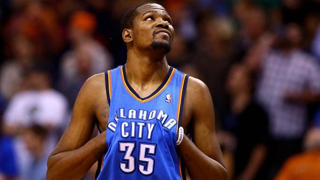Kevin Durant z Oklahomy při zápase proti Phoenixu. Kevin Durant z Oklahomy při zápase proti Phoenixu.