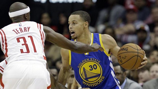 Stephen Curry (vpravo) dotáhl Warriors k výhře na palubovce Houstonu. Stephen Curry (vpravo) dotáhl Warriors k výhře na palubovce Houstonu.