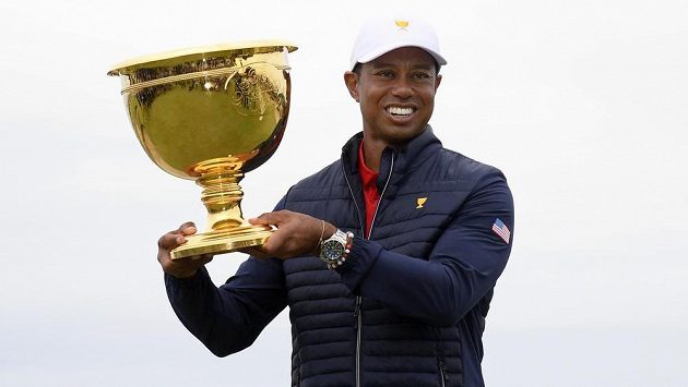Kapitán amerického týmu golfistů Tiger Woods s trofejí pro vítěze Prezidentského poháru v Melbourne. Kapitán amerického týmu golfistů Tiger Woods s trofejí pro vítěze Prezidentského poháru v Melbourne.