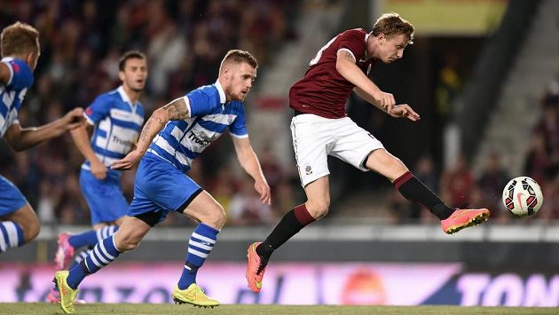 Záložník Ladislav Krejčí střílí první gól Sparty v odvetném utkání play off Evropské ligy proti Zwolle. Záložník Ladislav Krejčí střílí první gól Sparty v odvetném utkání play off Evropské ligy proti Zwolle.
