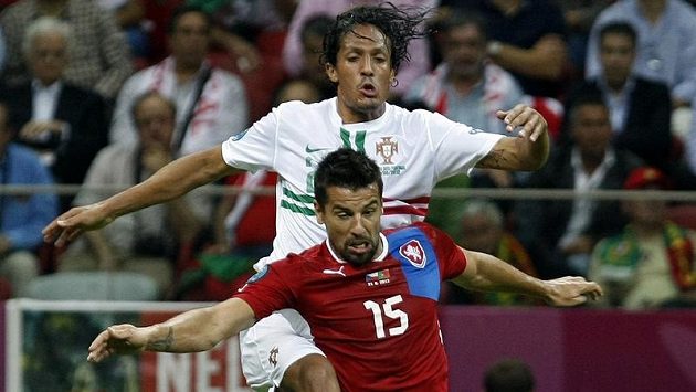 Milan Baroš v přetahované o míč s portugalským stoperem Brunem Alvesem - archivní snímek. Milan Baroš v přetahované o míč s portugalským stoperem Brunem Alvesem - archivní snímek.