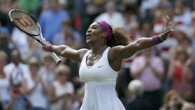 Serena Williamsová oslavuje vítězství nad Victorií Azarenkovou a postup do finále Wimbledonu. Serena Williamsová oslavuje vítězství nad Victorií Azarenkovou a postup do finále Wimbledonu.