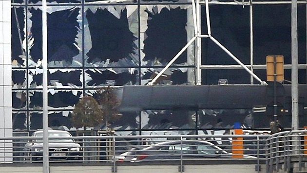 Vyražená okna po explozi na letišti v Bruselu. Vyražená okna po explozi na letišti v Bruselu.