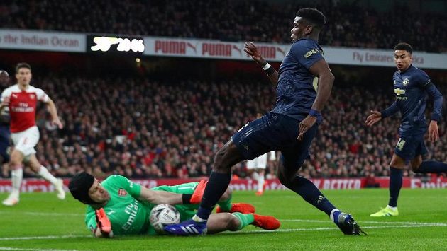 Petr Čech se vrhl na trávník a zastavil akci francouzského mistra světa Paula Pogby z Manchesteru United. Petr Čech se vrhl na trávník a zastavil akci francouzského mistra světa Paula Pogby z Manchesteru United.