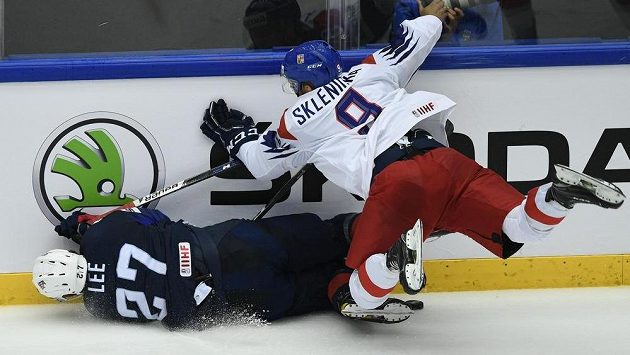 Anders Lee z USA v tvrdém souboji s Davidem Skleničkou. Anders Lee z USA v tvrdém souboji s Davidem Skleničkou.