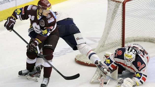 Zleva Miroslav Forman ze Sparty a brankář Chomutova Martin Růžička ve 28. kole hokejové extraligy. Zleva Miroslav Forman ze Sparty a brankář Chomutova Martin Růžička ve 28. kole hokejové extraligy.