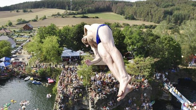 Denis Vantuch během finálového den 20. ročníku cliffdivingových závodů Highjump. Denis Vantuch během finálového den 20. ročníku cliffdivingových závodů Highjump.