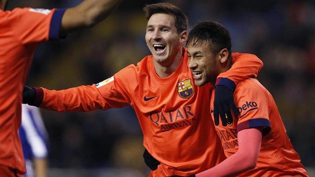Fotbalisté Barcelony Lionel Messi a Neymar (vpravo) slaví hattrick argentinského útočníka na půdě La Coruni. Fotbalisté Barcelony Lionel Messi a Neymar (vpravo) slaví hattrick argentinského útočníka na půdě La Coruni.