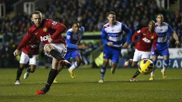 Wayne Rooney (vlevo) střílí z pokutového kopu gól brankáři Readingu Federicimu. Wayne Rooney (vlevo) střílí z pokutového kopu gól brankáři Readingu Federicimu.