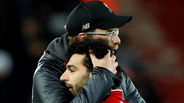 Německý manažer fotbalového Liverpoolu Jürgen Klopp utěšuje útočníka Salaha po domácí remíze s Leicesterem. Německý manažer fotbalového Liverpoolu Jürgen Klopp utěšuje útočníka Salaha po domácí remíze s Leicesterem.