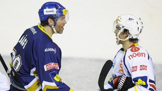 Jaromír Jágr v dresu Kladna si podává ruku s Michaelem Frolíkem, který během výluky NHL oblékal dres Chomutova. Jaromír Jágr v dresu Kladna si podává ruku s Michaelem Frolíkem, který během výluky NHL oblékal dres Chomutova.