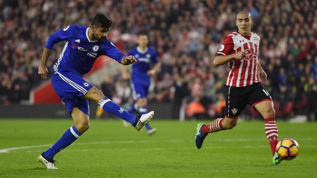 Diego Costa z Chelsea dává gól Southamptonu. Diego Costa z Chelsea dává gól Southamptonu.