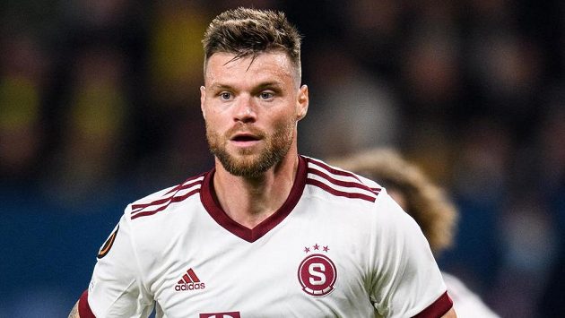 Ondřej Čelůstka během duelu Sparty s Bröndby Kodaň. Ondřej Čelůstka během duelu Sparty s Bröndby Kodaň.
