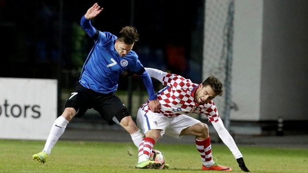 Chorvat Mateo Kovačič (vpravo) v souboji o míč s Janarem Toometem z Estonska. Chorvat Mateo Kovačič (vpravo) v souboji o míč s Janarem Toometem z Estonska.