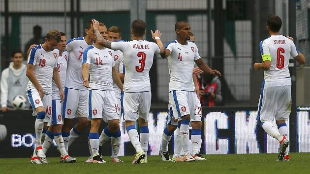 Čeští fotbalisté nepostoupí ze skupiny, stojí v analýze Goldman Sachs. Čeští fotbalisté nepostoupí ze skupiny, stojí v analýze Goldman Sachs.
