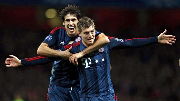 Toni Kroos (vpravo) jásá, ke gólu mu přispěchal gratulovat Javi Martínez. Toni Kroos (vpravo) jásá, ke gólu mu přispěchal gratulovat Javi Martínez.