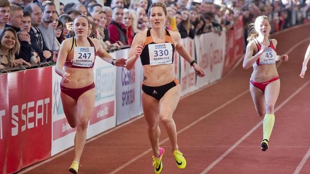 Denisa Rosolová si běží pro mistrovský titul na dvoustovce, vlevo stříbrná Barbora Dvořáková, vpravo Kateřina Vávrová. Denisa Rosolová si běží pro mistrovský titul na dvoustovce, vlevo stříbrná Barbora Dvořáková, vpravo Kateřina Vávrová.