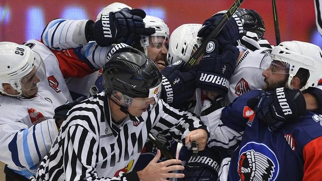 Hromadná bitka v utkání hokejové Ligy mistrů HC Plzeň - HK Nitra. Hromadná bitka v utkání hokejové Ligy mistrů HC Plzeň - HK Nitra.