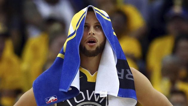 Basketbalista Golden State Warriors Stephen Curry během druhého utkání proti New Orleans Pelicans. Basketbalista Golden State Warriors Stephen Curry během druhého utkání proti New Orleans Pelicans.