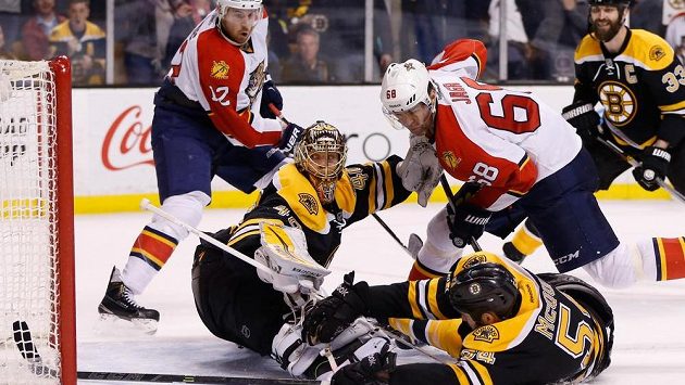 Floridští Jaromír Jágr (68) a Jimmy Hayes (12) před bostonským gólmanem Tuukkou Raskem (40), jemuž pomáhá Adam McQuaid (54). Floridští Jaromír Jágr (68) a Jimmy Hayes (12) před bostonským gólmanem Tuukkou Raskem (40), jemuž pomáhá Adam McQuaid (54).