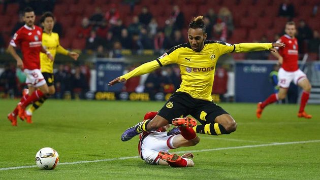 Pierre Emerick Aubameyang z Borussie Dortmund bojuje s obranou Mohuče. Pierre Emerick Aubameyang z Borussie Dortmund bojuje s obranou Mohuče.