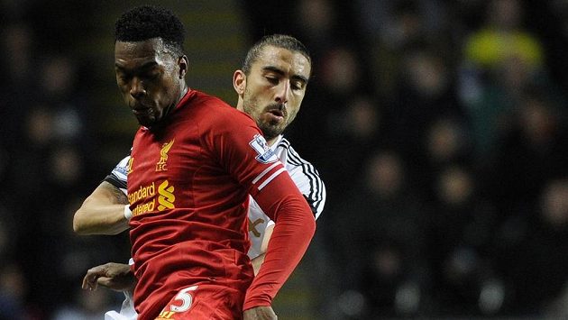 Hráč Swansea City Chico Flores (v bílém) v souboji s útočníkem Liverpoolu Danielem Sturridgem. Hráč Swansea City Chico Flores (v bílém) v souboji s útočníkem Liverpoolu Danielem Sturridgem.