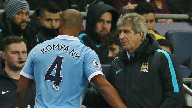 Kapitán Manchesteru City Vincent Kompany vedle kouče Manuela Pellegriniho. Kapitán Manchesteru City Vincent Kompany vedle kouče Manuela Pellegriniho.