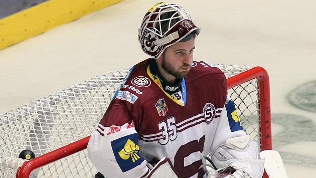 Smutný sparťanský brankář Filip Novotný po inkasovaném gólu v semifinále play off s domácím Třincem. Smutný sparťanský brankář Filip Novotný po inkasovaném gólu v semifinále play off s domácím Třincem.