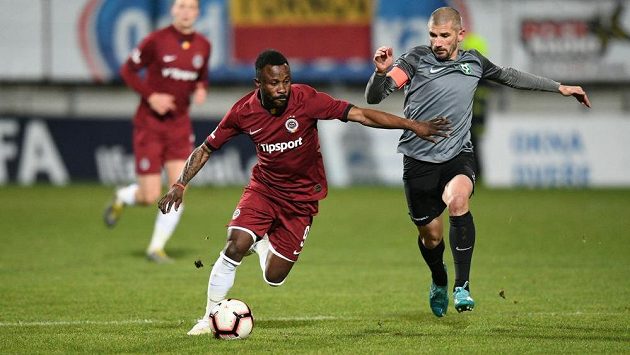 Sparťanský záložník Guélor Kanga vede míč v utkání v Příbrami. Atakovat se jej chystá zkušený Jan Rezek. Sparťanský záložník Guélor Kanga vede míč v utkání v Příbrami. Atakovat se jej chystá zkušený Jan Rezek.
