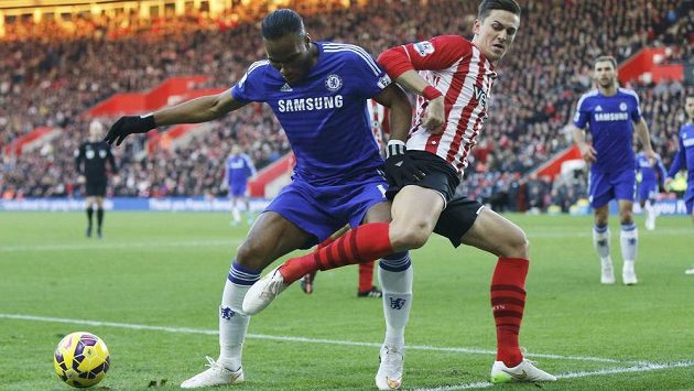 Florin Gardos (vpravo) ze Southamptonu a Didier Drogba z Chelsea. Florin Gardos (vpravo) ze Southamptonu a Didier Drogba z Chelsea.