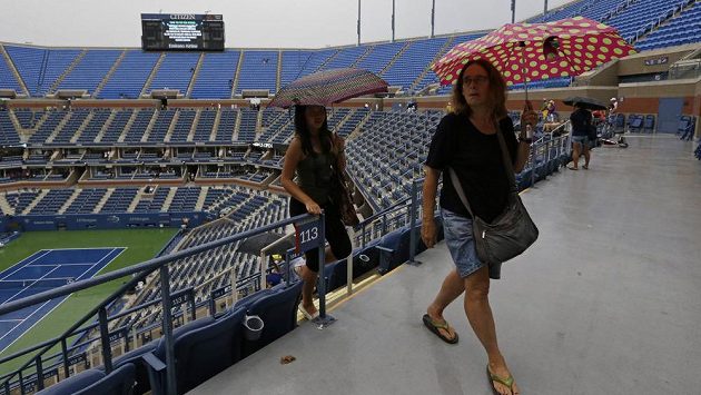 Prší. Diváci na US Open opouštějí kurt Arthura Ashe. Prší. Diváci na US Open opouštějí kurt Arthura Ashe.